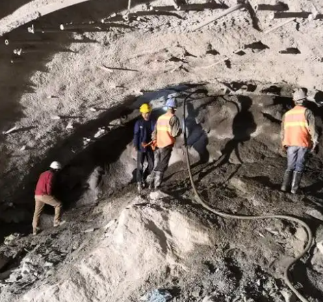 屏边隧道拱顶带模注浆料，微膨胀注浆料的特点及施工工艺